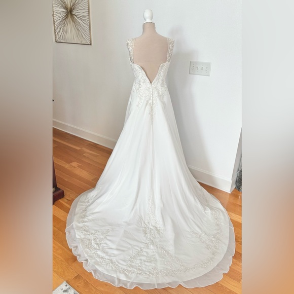 DAVID'S BRIDAL a line chiffon split front overlay wedding dress size 4P - Picture 3 of 6